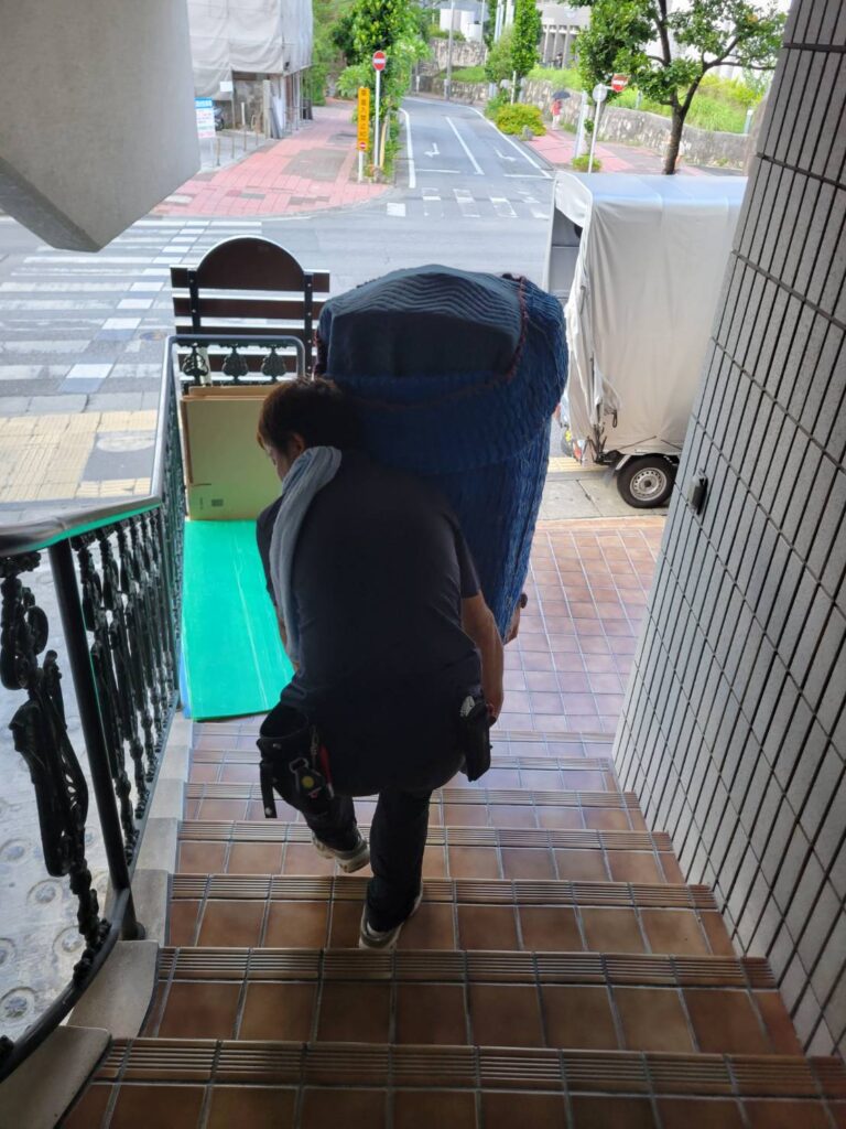 荷物を2人で運んでいる