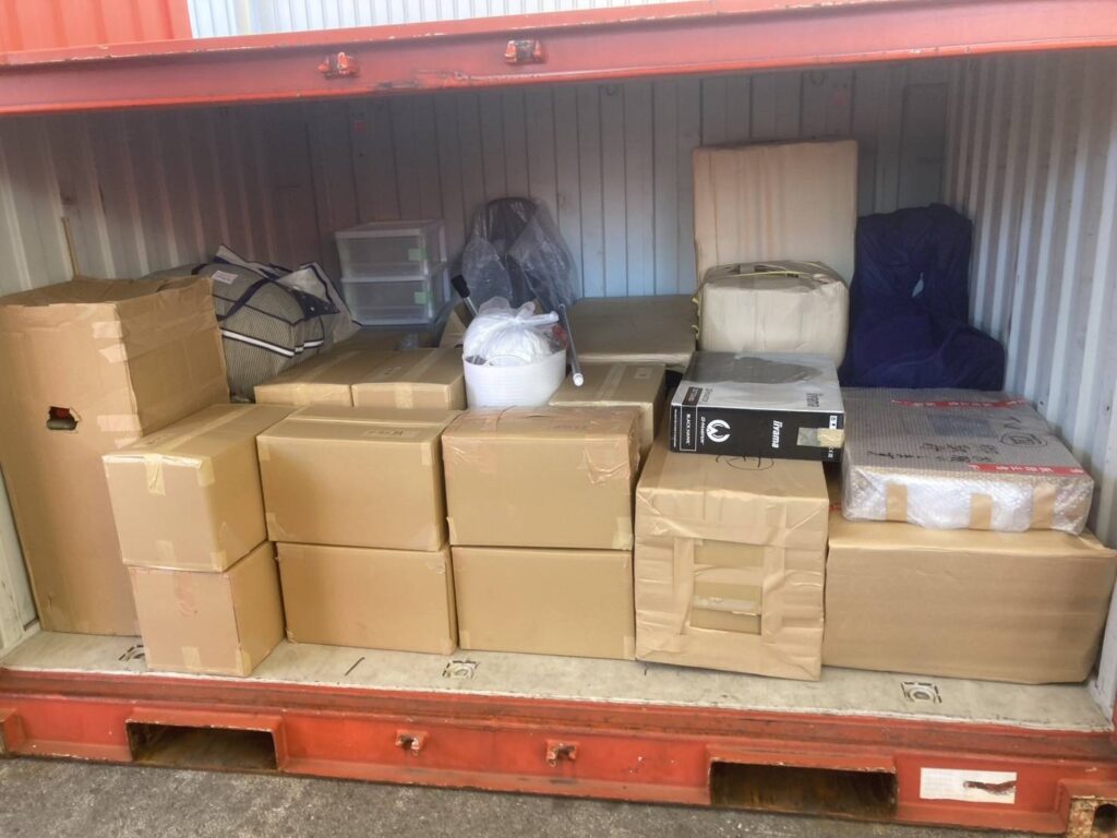 たくさんの荷物を積んでいる船